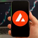 Avalanche holds above $30 despite politics-driven crypto dip