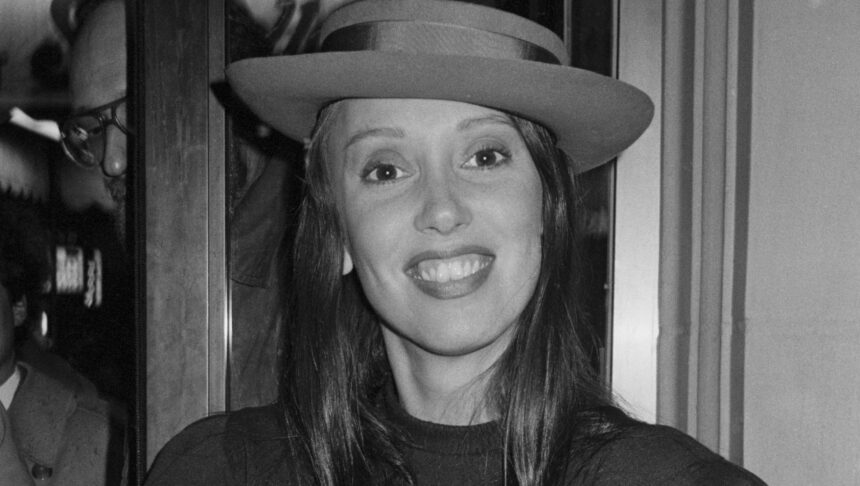 Shelley Duvall signing autographs; circa 1970; New York. (Photo by Art Zelin/Getty Images)