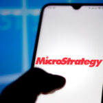 Das Microstrategy-Logo auf einem Smartphone