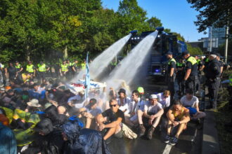 Chaotic protests in The Hague: Climate activists block major motorway