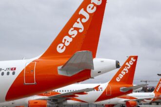 EasyJet's losses ease as airline sees gain in year-end passenger numbers