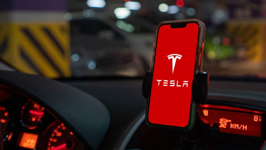 US investigating Tesla smart remote driving system after it fails to detect obstacles